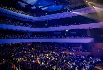 Widok na publiczność w sali Narodowego Forum Muzyki