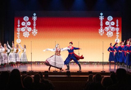 Na środku sceny para Artystów w kostiumach wilanowskich  grupowej choreografii tanecznej