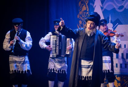 Postacie Żydów w trakcie śpiewu i grania na instrumentach