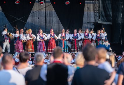 Artyści na scenie w kostiumach limanowskich