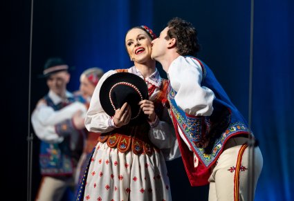 Zbliżenie na Artystów w kostiumie szczawnickim w trakcie wykonywania choreografii tanecznej