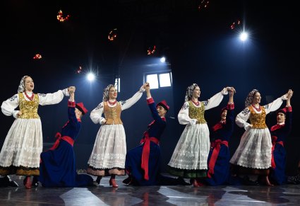 Pary Artystów w kostiumach wilanowskich w trakcie wykonywania choreografii tanecznej