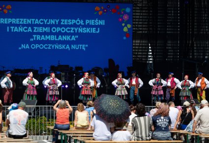Na głównej scenie koncert "Na Opoczyńską nutę" Reprezentacyjnego Zespołu Pieśni i Tańca Ziemi Opoczyńskiej "Trablanka"