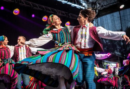 Artyści w choreografii na scenie w kostiumie opoczyńskim