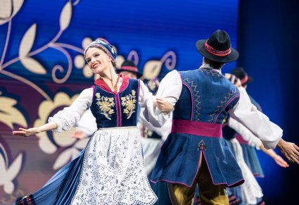 Para Artystów w kostiumach kaszubskich podczas wykonywania choreografii tanecznej