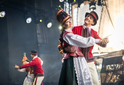 Zbliżenie na parę artystów baletu w kostiumach kurpiowskich