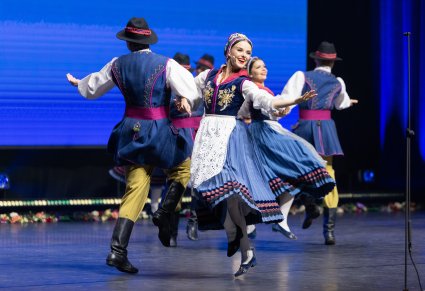 Zbliżenie na parę Artystów w kostiumach kaszubskich podczas wykonywania choreografii tanecznej