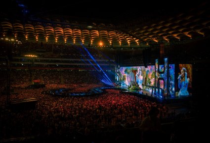 Widownia i Sanah podczas koncertu na stadionie PGE Narodowy