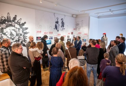 Goście zwiedzający wstawę w Pałacu w Karolinie