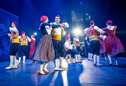 Artyści z Dubrownika w kostiumach ludowych na scenie