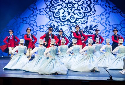 Grupa tancerzy w kostiumach szamotulskich na scenie podczas występu