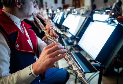 Zbliżenie na flecistę podczas koncertu