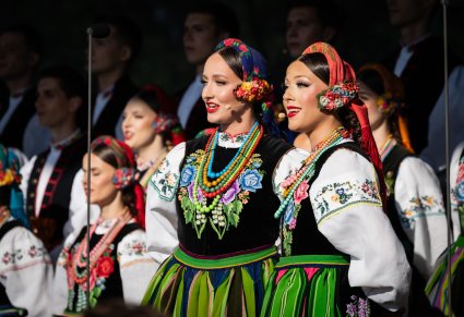 Solistki Chóru w kostiumach łowickich, podczas wykonania pieśni "Dwa serduszka"