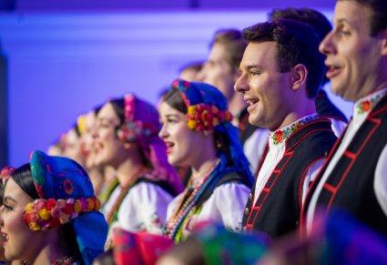 Zbliżenie na Artystów Chóru w kostiumach łowickich