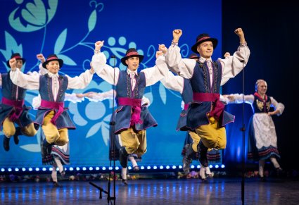 Tancerze w kostiumach kaszubskich podczas występu na scenie