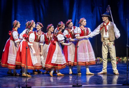 Tancerki i tancerz w kostiumach jurgowskich na scenie