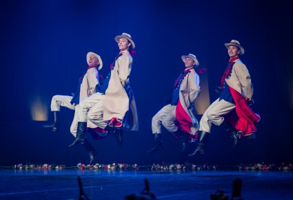 Tancerze w kostiumach łańcuckich podczas tańca