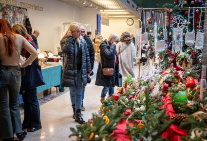 Szerszy obraz na przestrzeń Jarmarkową, stoiska wraz z gośćmi odwiedzającymi XI Jarmark Bożonarodzeniowy