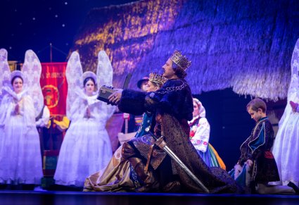 Jagiełło i Królowa Jadwiga wręczają dary w tle widoczne Anioły ludowe