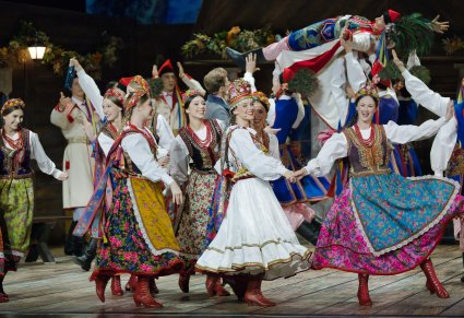 Na scenie grupa Artystów w kostiumach krakowskich podczas radosnej sceny