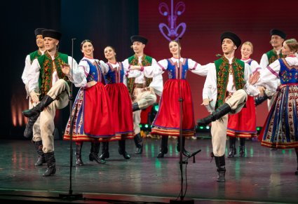 Na scenie Artyści Baletu w kostiumach spiskich podczas wykonywania choreografii tanecznej