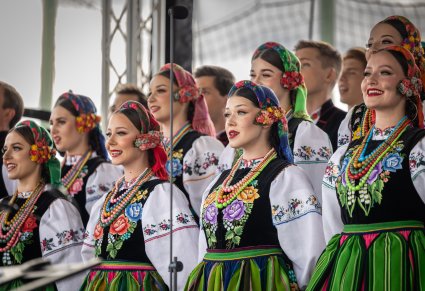 Część Artystów Chóru w kostiumach łowickich podczas śpiewu na scenie