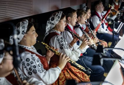 Zbliżenie na artystów orkiestry podczas koncertu