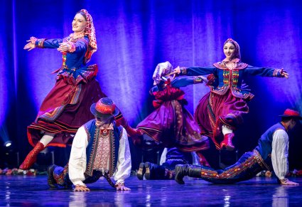 Tancerze w kostiumach podegrodzkich na scenie