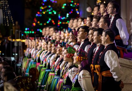 Boczny widok na śpiewających Artystów Chóru w kostiumach łowickich