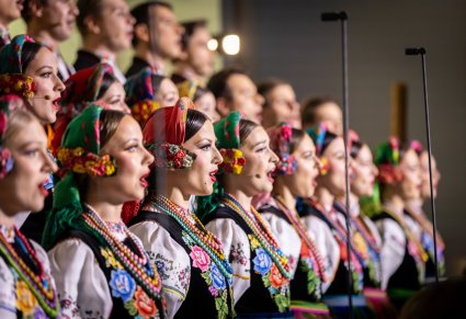 Zbliżenie na chór w kostiumach łowickich podczas koncertu