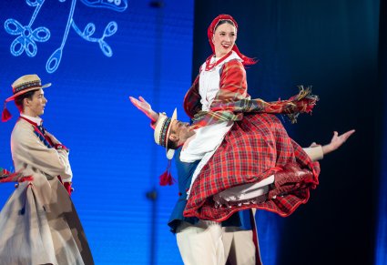 Na scenie Artyści w kostiumach łańcuckich w trakcie wykonywania choreografii tanecznej