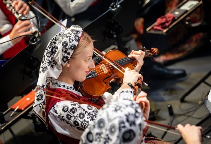 Zbliżenie na artystkę grającą na skrzypcach