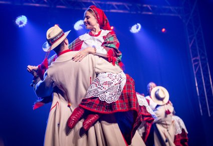 Zbliżenie na parę taneczną w kostiumach łańcuckich w podnoszeniu