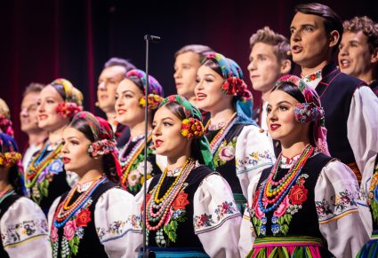 Zbliżenie na chór w kostiumach łowickich podczas koncertu