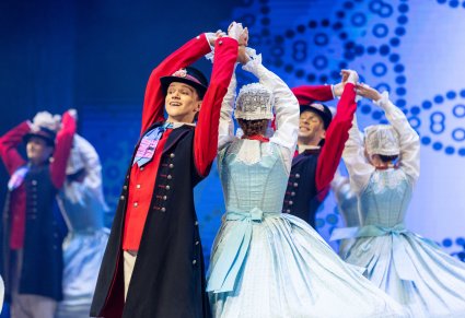 Zbliżenie na parę taneczną w kostiumach szamotulskich podczas obrotów na scenie