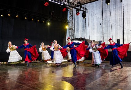 Grupa Artystów Baletu w kostiumach wilanowskich podczas wykonywania choreografii tanecznej na scenie