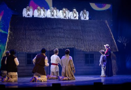 Pasterze przed szopką, a na dachu szopki Anioły Dachowe