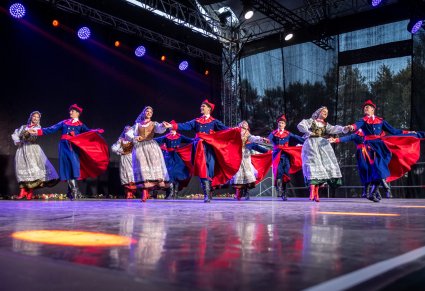 Artyści w choreografii na scenie w kostiumach wilanowskich