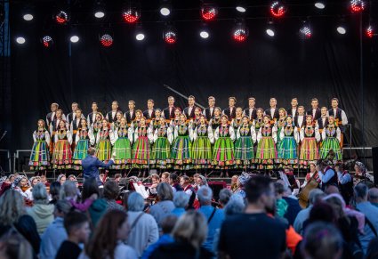 Widok na cały chór w kostiumach łowickich, z perspektywy publiczności