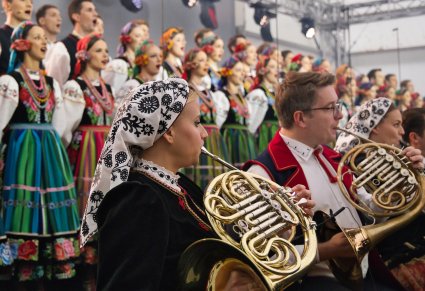 Waltorniści w kostiumach wilanowskich, w tle fragment chóru w kostiumach łowickich