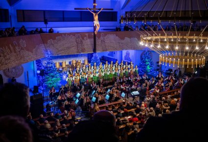 Chór, orkiestra i widownia podczas koncertu