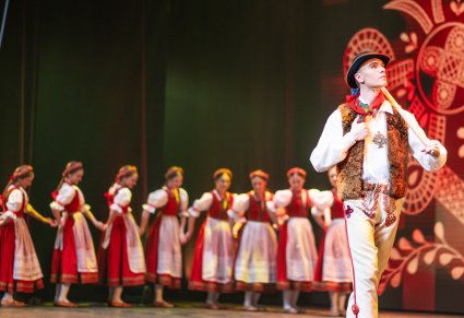 Tancerki i tancerz w kostiumach jurgowskich na scenie
