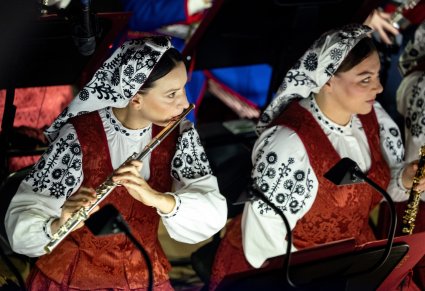 Zbliżenie na Artystki Orkiestry w kostiumach wilanowskich