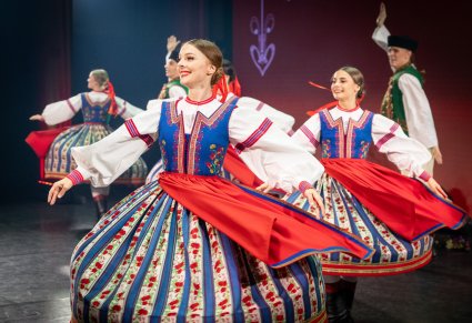 Artyści w kostiumach spiskich podczas wykonywania choreografii tanecznej na scenie