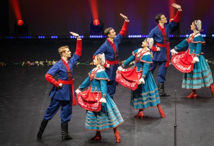 Zbliżenie na szóstkę Artystów w kostiumach kujawskich podczas wykonywania choreografii tanecznej