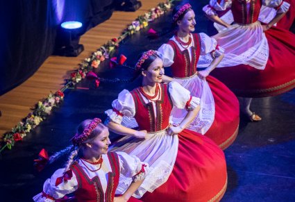Tancerki w kostiumach jurgowskich podczas obrotów