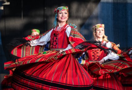 Kręcące się na scenie Artystki w kostiumach sieradzkich