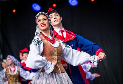 Na pierwszym planie para Artystów w kostiumach wilanowskich