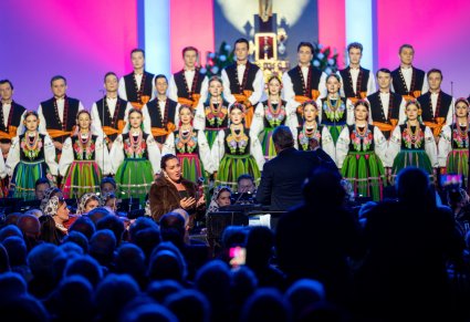 Chór, orkiestra i widownia podczas koncertu