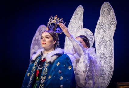 Anioł ludowy zakładający koronę Matce Boskiej